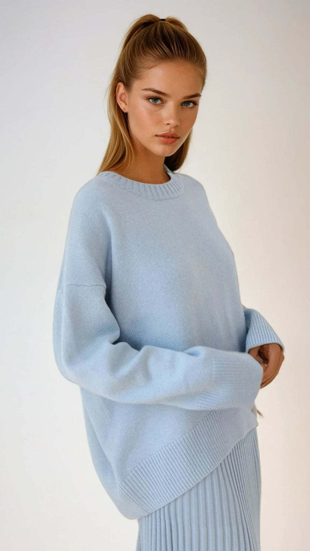 Luźny sweter z obniżoną linią ramion