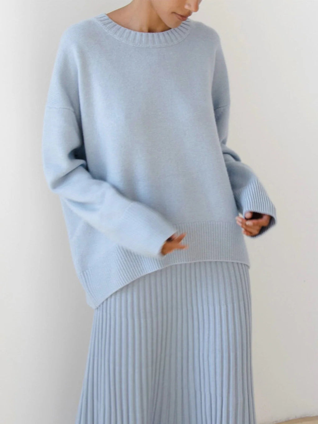 Luźny sweter z obniżoną linią ramion