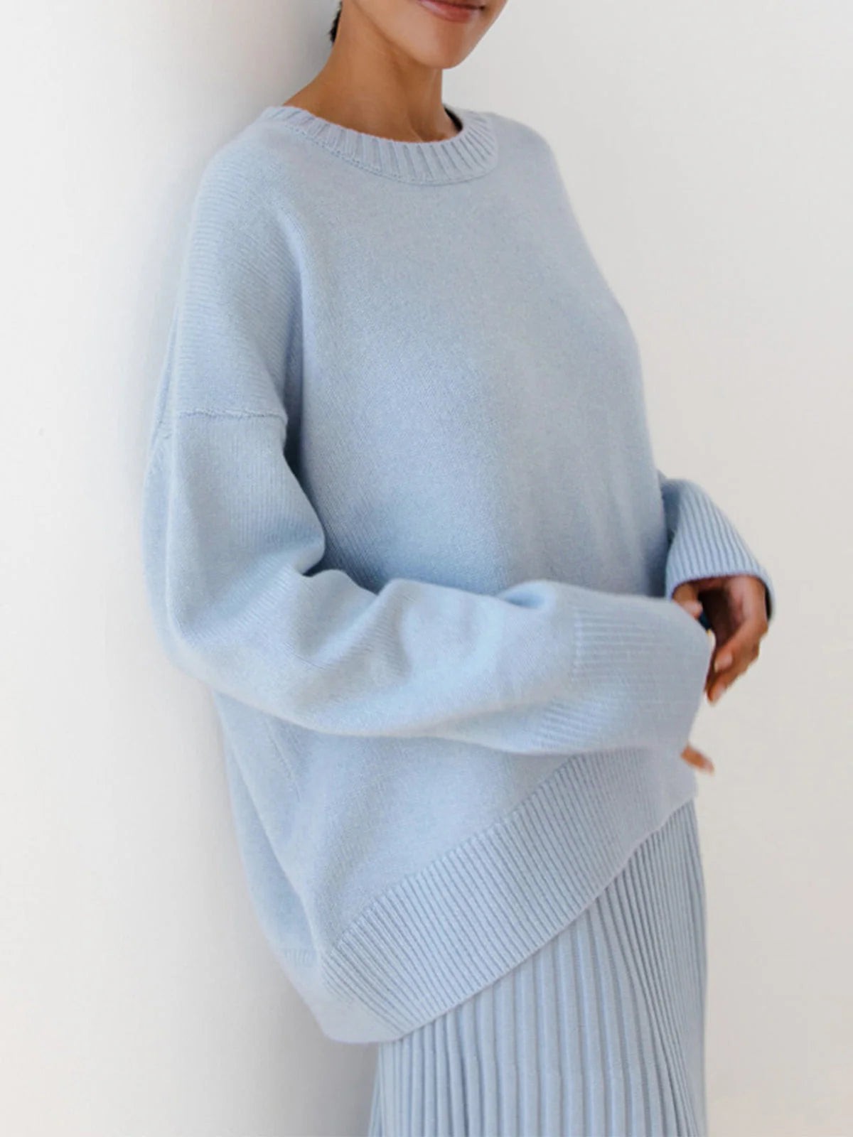 Luźny sweter z obniżoną linią ramion
