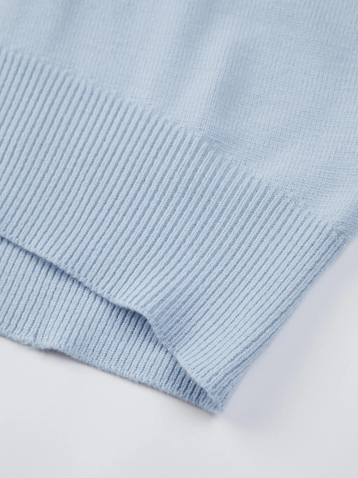 Luźny sweter z obniżoną linią ramion