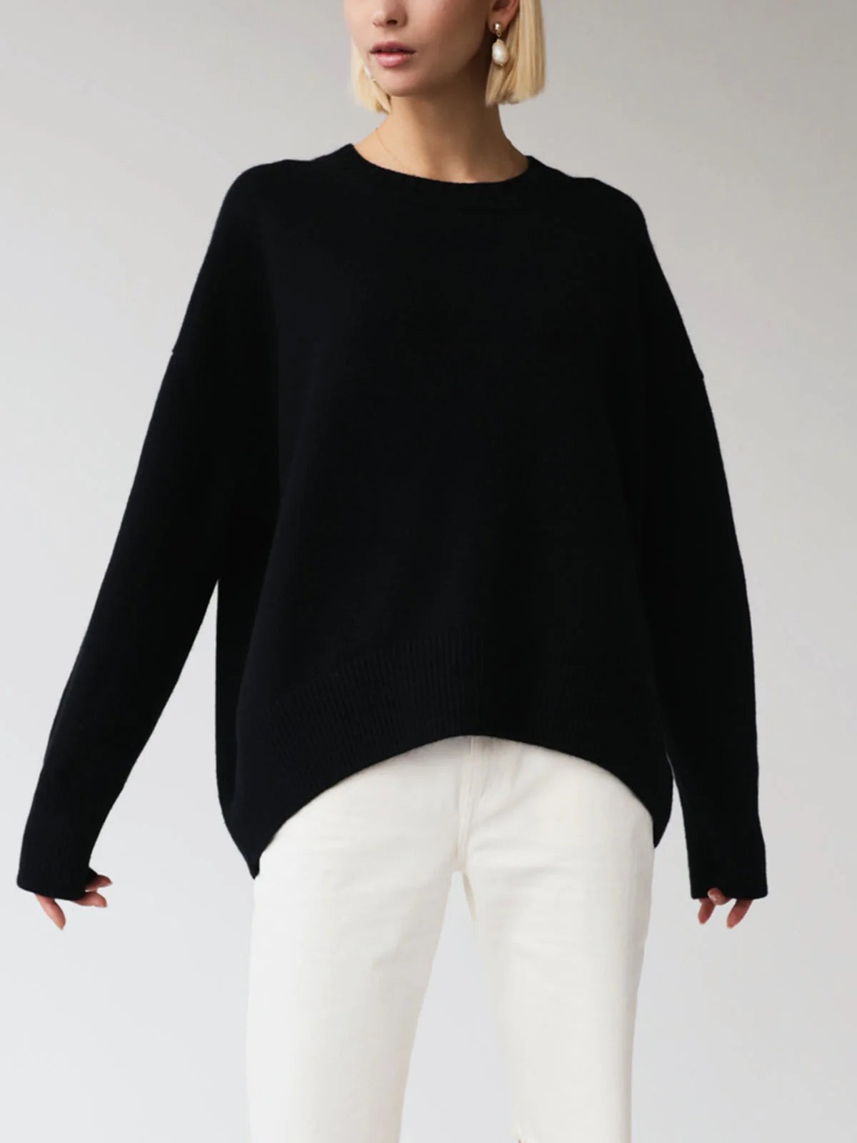 Luźny sweter z obniżoną linią ramion – Czarny